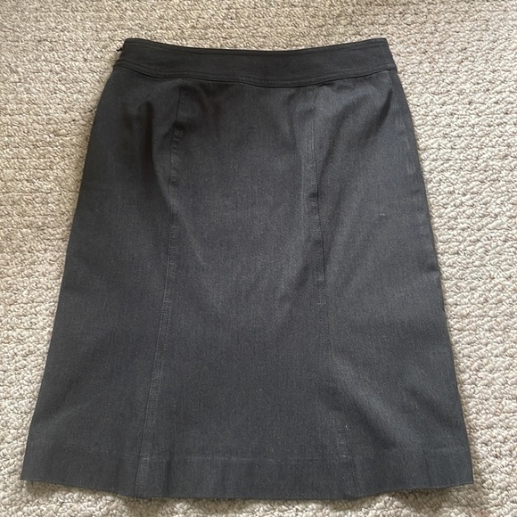Stretchy charcoal gray skirt from gap factory - Picture 2 of 3